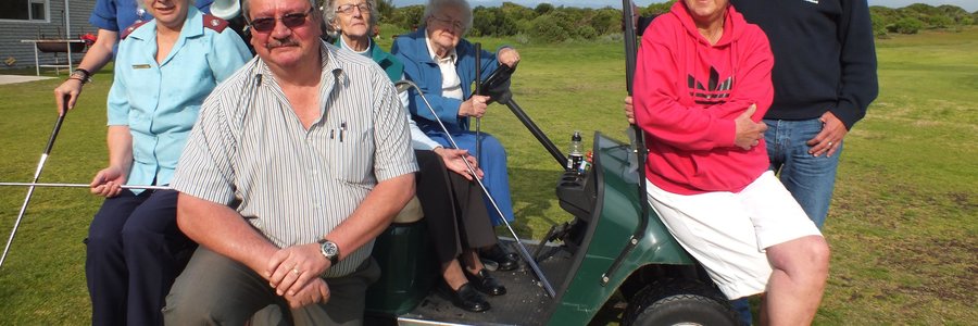  Vlnr is Anita van Dyk, Suster Linda Meyer, John van Rooyen, Jannie Brandt en Leon Hattingh, met vlnr in die gholfkarretjie Smittie van Rensburg (86) en Winnie Steenkamp (95)